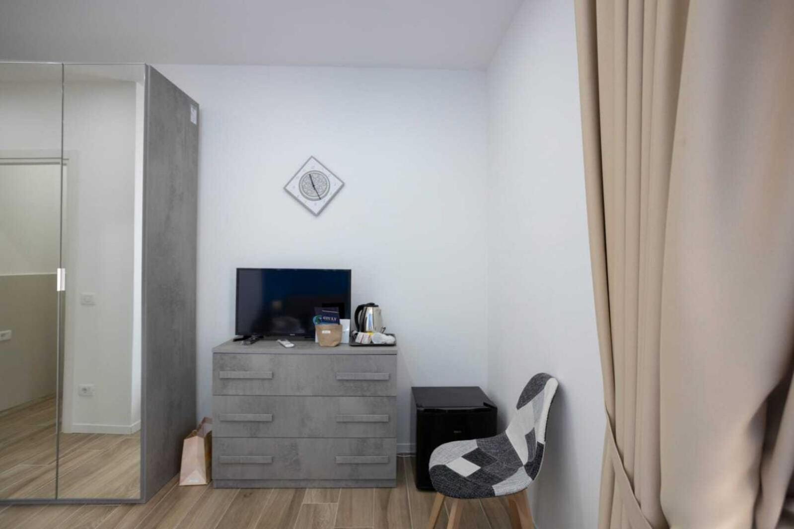 Giuly Suites & Rooms Наполи Екстериор снимка