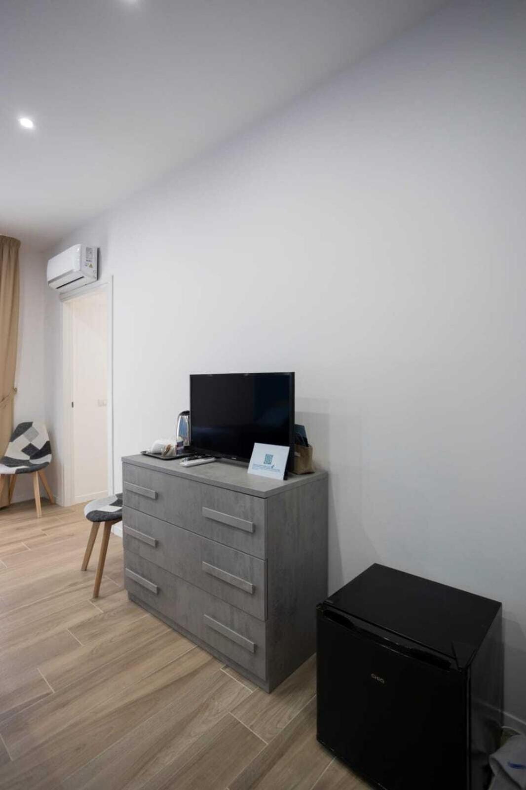 Giuly Suites & Rooms Наполи Екстериор снимка