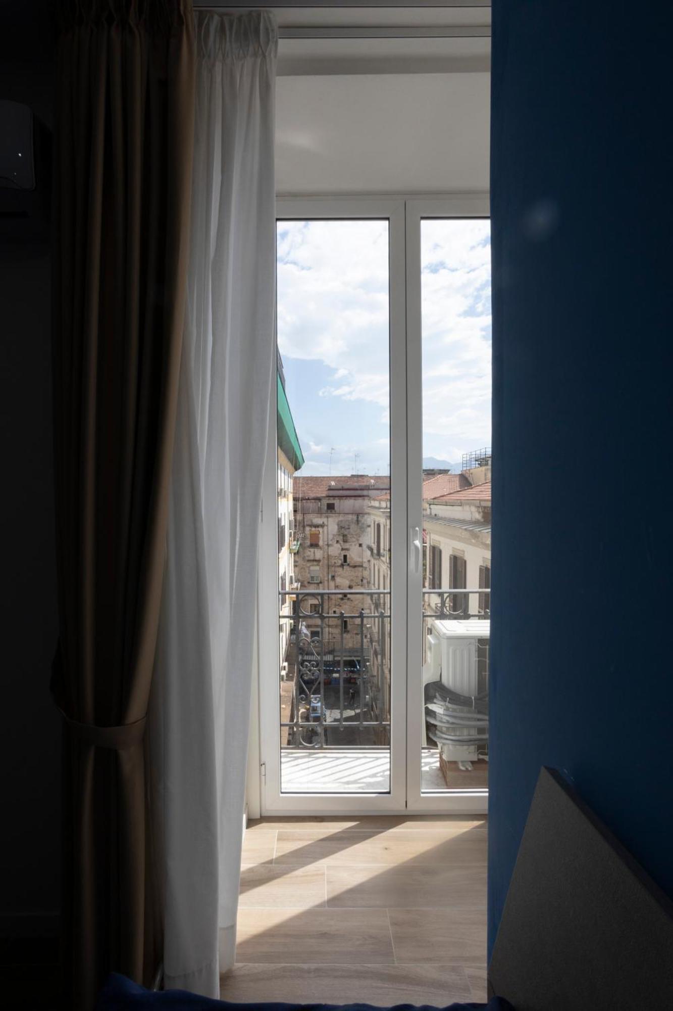 Giuly Suites & Rooms Наполи Екстериор снимка