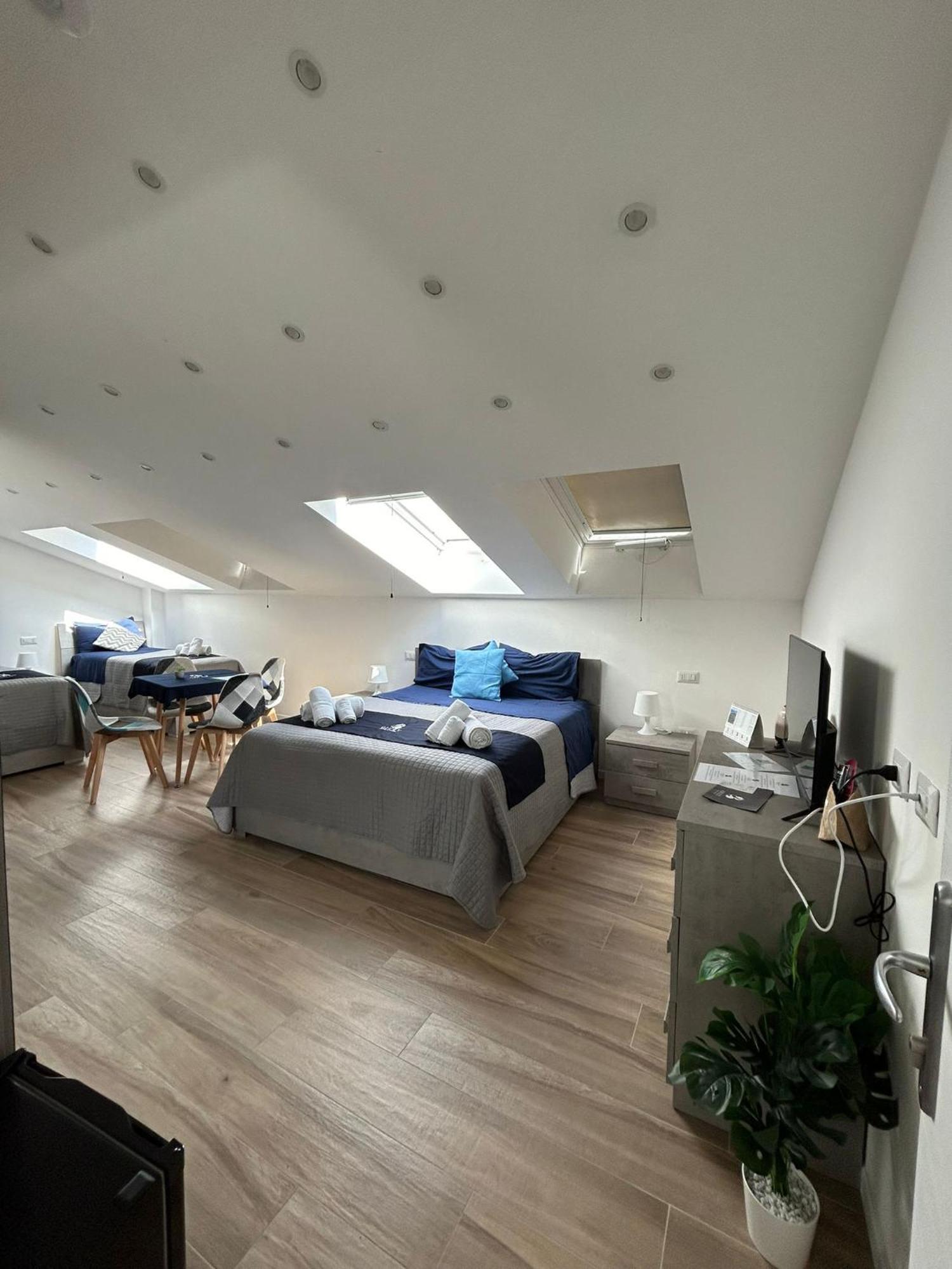 Giuly Suites & Rooms Наполи Екстериор снимка