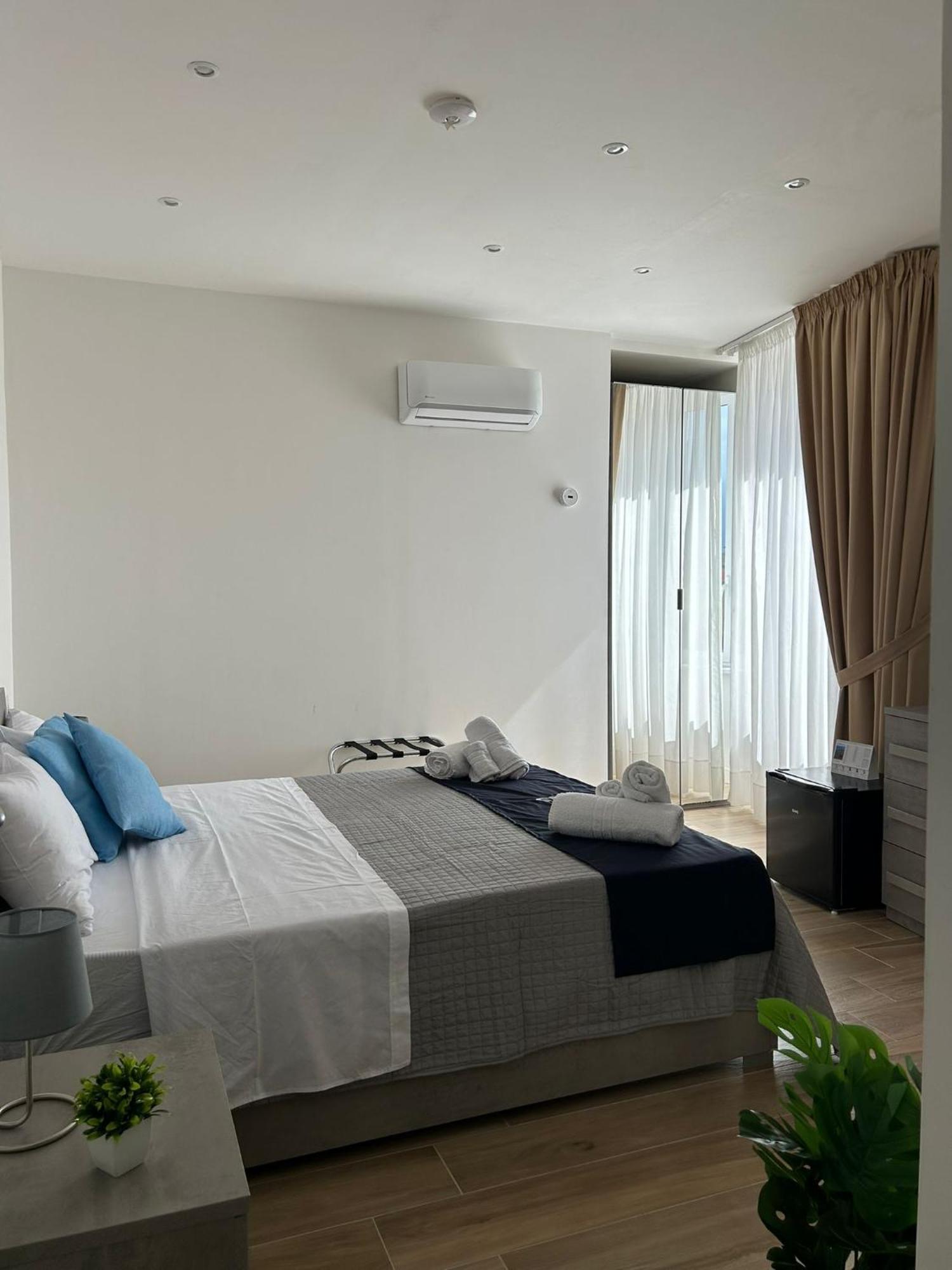 Giuly Suites & Rooms Наполи Екстериор снимка
