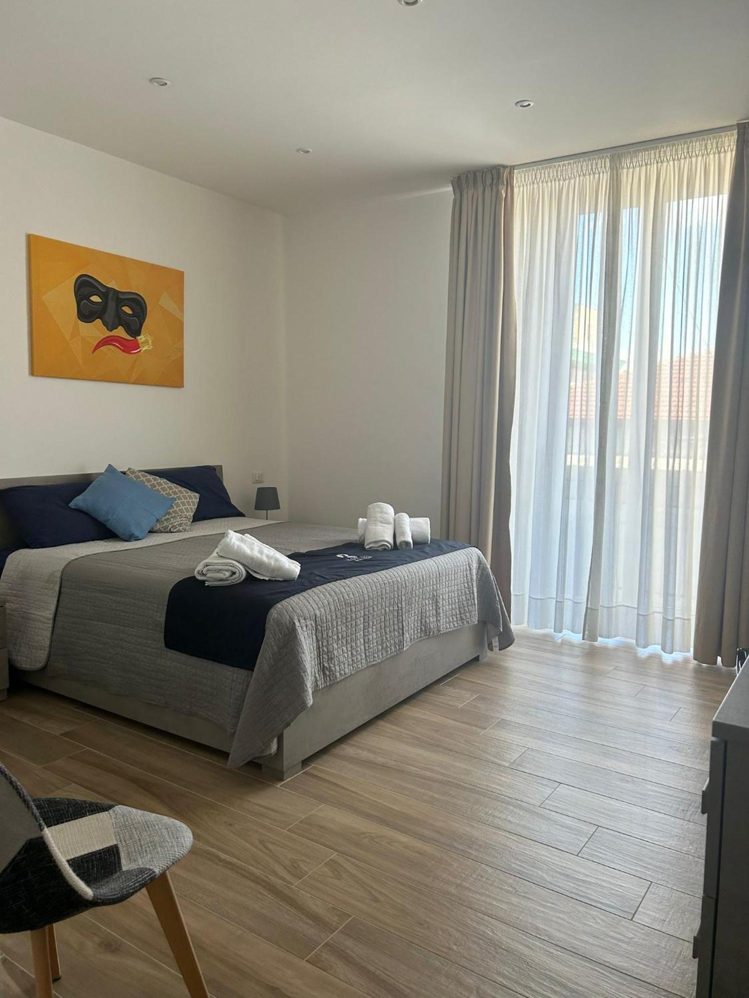 Giuly Suites & Rooms Наполи Екстериор снимка