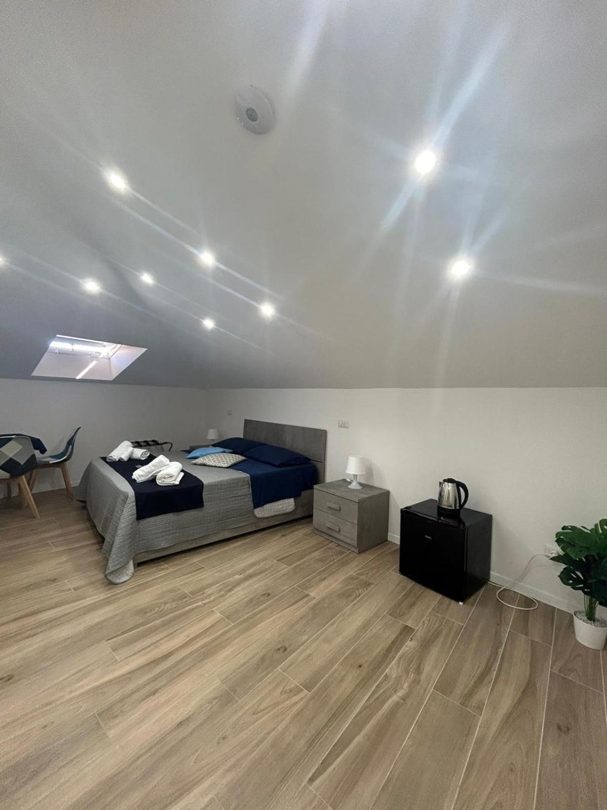 Giuly Suites & Rooms Наполи Екстериор снимка