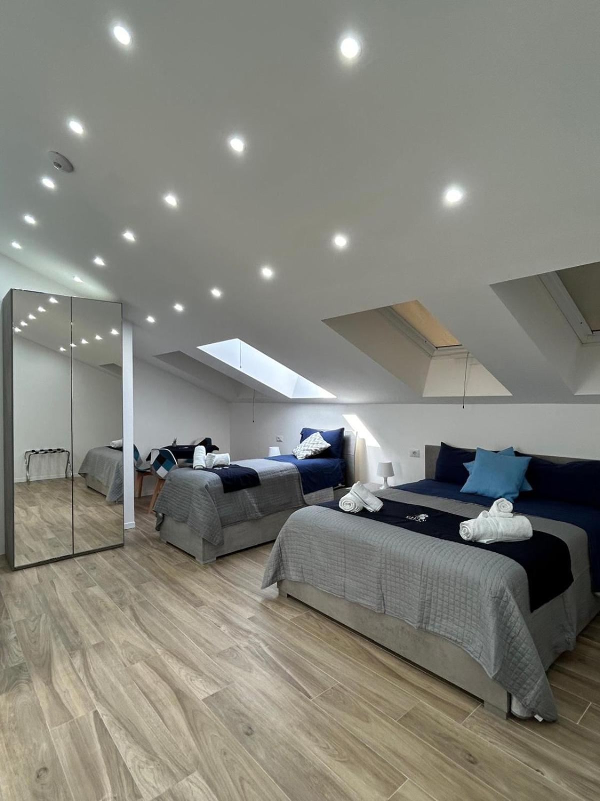 Giuly Suites & Rooms Наполи Екстериор снимка